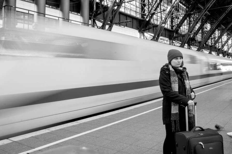 Reisender wartet am bahnsteig