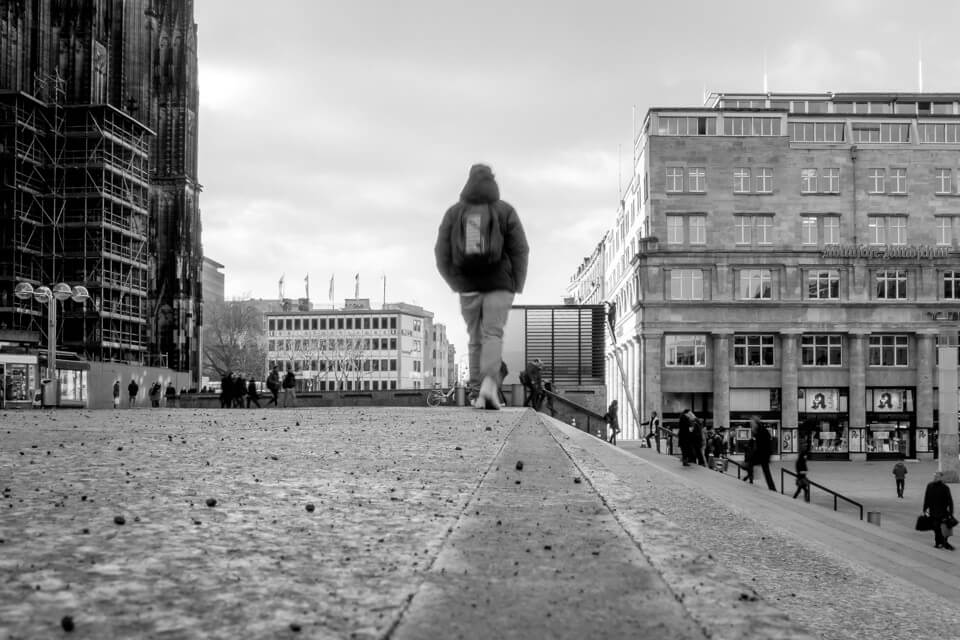 Passant auf Kölner Domplatte