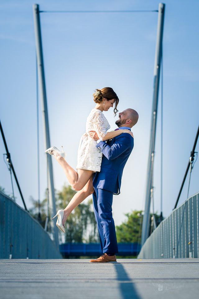 Glückliches Hochzeitspaar auf der Brücke im Innenhafen - Duisburg