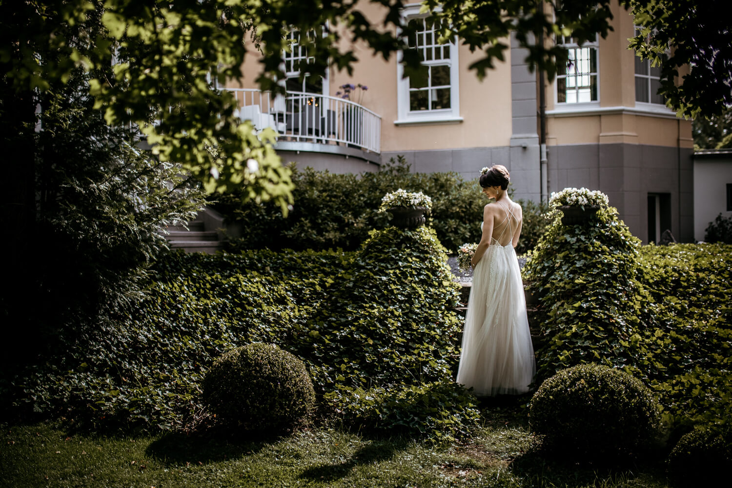 Braut allein im Garten