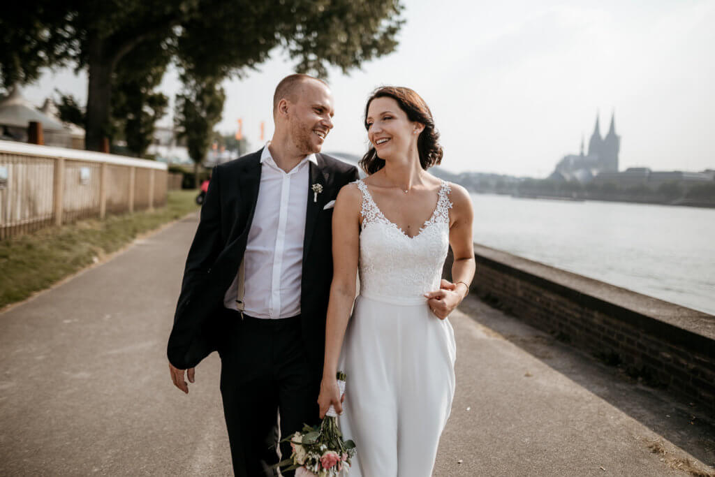 Hochzeitspaar im Kölner Rheinpark