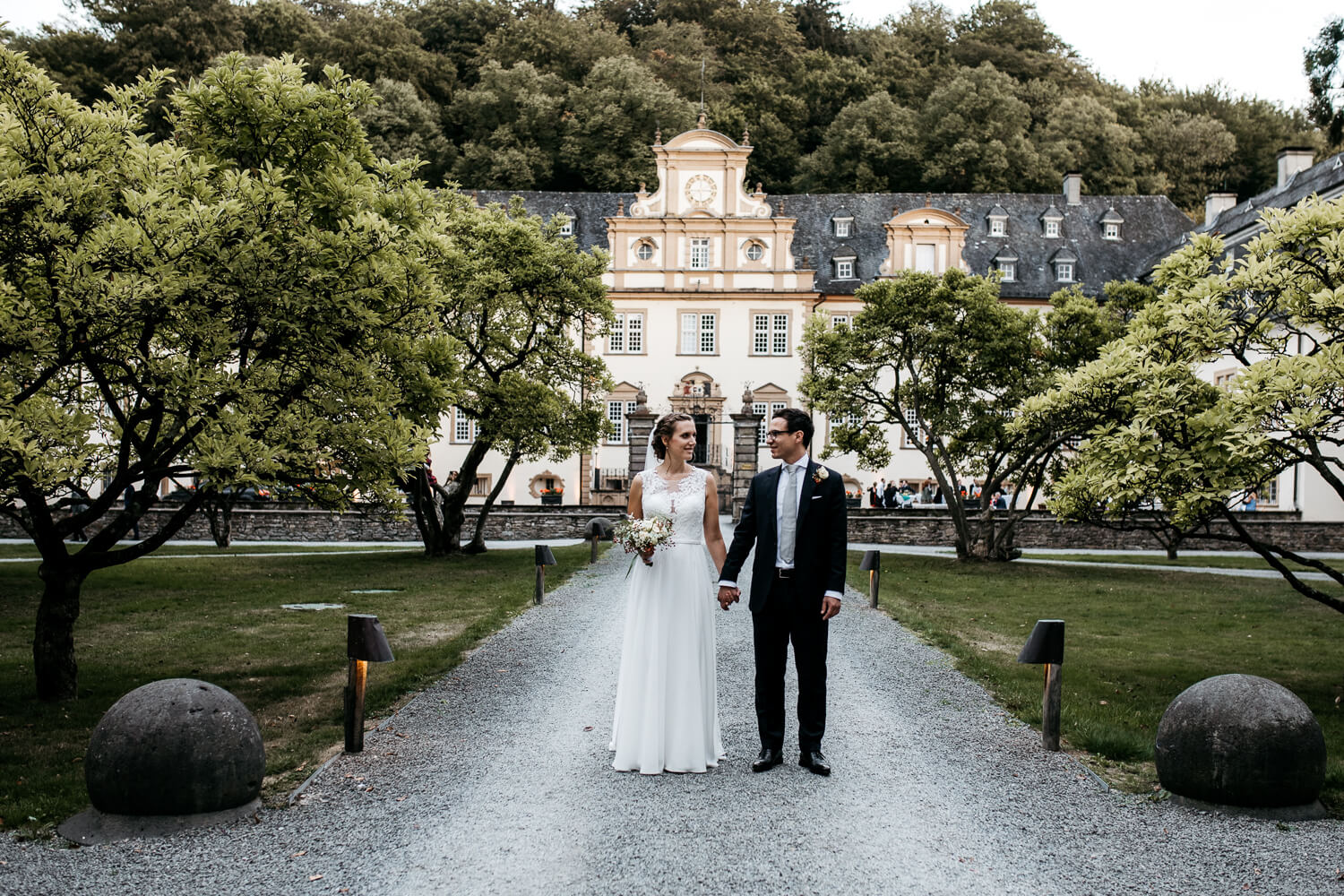 Hochzeitspaar vor Schloss Ehreshoven