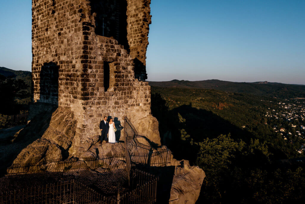 Hochzeitspaar in der Abendsonne auf dem Drachenfels