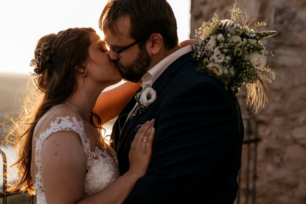 Küssendes Hochzeitspaar